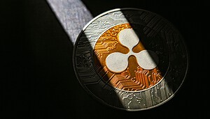 Eine XRP-Münze im Schatten