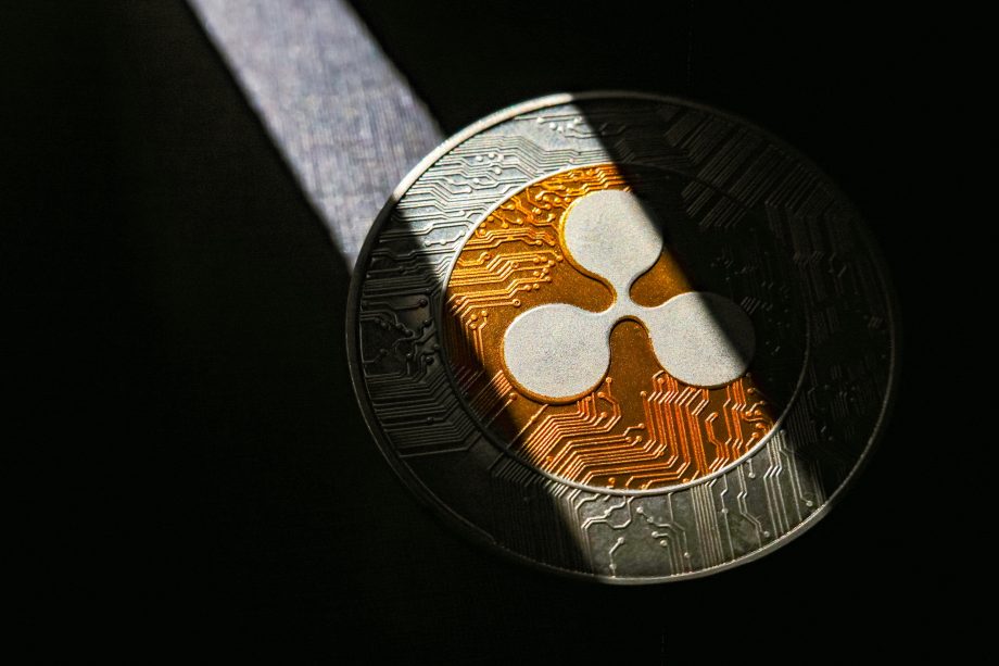 Eine XRP-Münze im Schatten