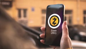 Das Bild zeigt das Zcash-Logo auf einem Smartphone