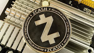 Eine Zcash-Münze auf einem Computerchip