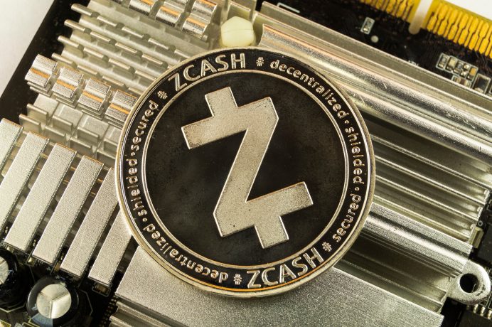Eine Zcash-Münze auf einem Computerchip